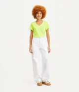 Remera azul de algodón con cuello en V y bolsillo en el pecho.