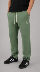 Pantalón de jogging color verde, con cintura elástica y cordón ajustable en color crudo. Presenta un pequeño logo bordado en la parte superior del muslo izquierdo.