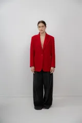 Blazer rojo de paño de baby alpaca, con solapas y bolsillos frontales. Hecho en Uruguay con paño de Perú.
