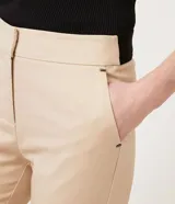 Pantalón de vestir rojo con corte cigarette, bolsillos delanteros y aberturas laterales en el ruedo.