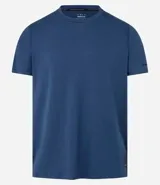 Remera deportiva de hombre con tecnología dry fit, cuello redondo y manga corta. Presenta un diseño liso en color beige con una pequeña etiqueta decorativa en el dobladillo.