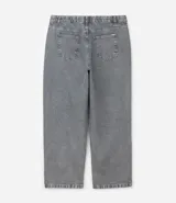 Pantalón de jean de corte recto y tiro medio, color gris con acabado lavado y aplicaciones de brillos distribuidas en las piernas. Cuenta con diseño de cinco bolsillos, cierre frontal con botón y costuras reforzadas.