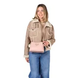 Campera de estilo aviador en color taupe, confeccionada en material símil gamuzado con interior y detalles de bordes en corderito sintético color crema. Presenta cierre frontal, dos bolsillos frontales con solapa y botones metálicos, y cuello solapa.