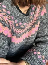 Sweater beige con diseño jacquard en tonos marrones.