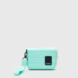 Billetera acolchada color verde menta, con diseño rectangular y cierre perimetral. Cuenta con una correa de muñeca extraíble y un parche de goma negro con el logo de la marca en el frente.