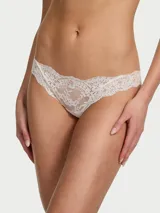 Panty de encaje tiro medio con detalle de pequeña roseta frontal y cobertura moderada en la espalda.