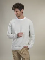 Sweater de punto color azul marino con cuello redondo y mangas raglán.