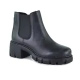 Bota corta color beige con elásticos laterales, taco cuadrado y suela track.