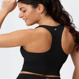 Top deportivo color bordó, de escote en V y diseño de espalda nadadora, confeccionado en tejido ultrasuave con sujetador incorporado.