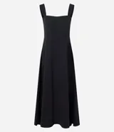 Vestido midi negro de algodón con escote cuadrado y breteles anchos. Presenta un corte recto y pinzas delanteras que añaden movimiento a la prenda.