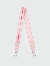 Correa de tela color rosa claro con detalles en rosa oscuro y herrajes plateados.