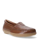 Mocasines de cuero color marrón con detalle de costuras decorativas y perforaciones en la parte superior. Presentan una suela plana de goma en tono beige.