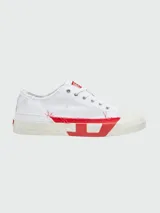 Zapatillas Diesel modelo S-Verse de corte bajo, confeccionadas en lona blanca con efecto desgastado y bordes deshilachados. Presentan puntera de goma reforzada en color crema, suela de goma con detalle gráfico en rojo y logo de la marca en la lengüeta.