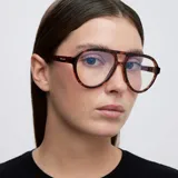 Lentes blueblocker con armazón estilo aviador en estampado carey. Cuentan con protección contra luz azul y UV400, diseñados para el uso frente a pantallas digitales.