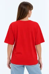 Remera de manga corta color rojo, con cuello redondo a la base y diseño holgado.