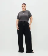 Blusa tipo muscle tee de corte holgado, confeccionada en tejido rib acanalado, con escote redondo y diseño sin mangas.