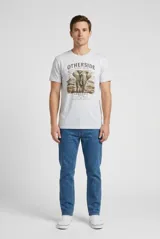 Remera de manga corta y cuello redondo color gris melange, con estampa frontal de un elefante y el texto "Otherside Amboseli Kenya".