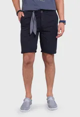 Bermuda azul marino de corte recto con bolsillos laterales y traseros. Incluye un pañuelo gris con estampado geométrico atado a la cintura.