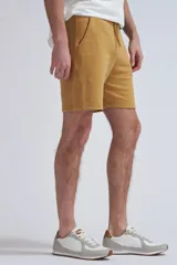 Bermuda deportiva de corte recto y ajuste cómodo, confeccionada en tejido de algodón con cintura elástica y cordón de ajuste interno.