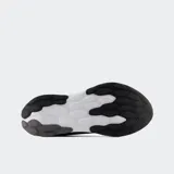 Championes de running New Balance modelo 520, color negro con entresuela blanca Fresh Foam. Presentan una capellada de malla transpirable y detalles sintéticos, diseñados para brindar amortiguación y ligereza durante la actividad física.