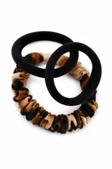 Pack de dos coleros para el pelo, uno de color negro liso y otro con estampado animal print en tonos marrones y negros.