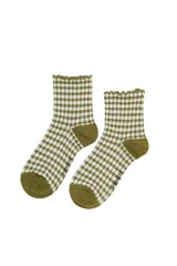 Par de medias de caña media con estampado de cuadros vichy en color verde oliva y blanco, con borde superior con detalle de volados.