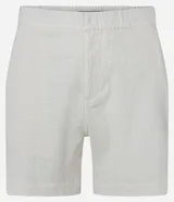 Bermuda de hombre, corte slim, color blanco con textura visible. Confeccionada principalmente en lino y algodón, con un pequeño porcentaje de elastano para mayor ajuste. Presenta cintura elástica y bolsillos laterales.
