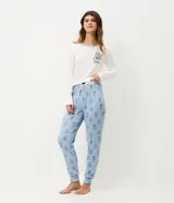 Pantalón de pijama tipo jogger confeccionado en tejido rib, color celeste con estampado de Los Ositos Cariñositos. Presenta cintura elástica y puños ajustados en los tobillos.