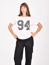 Remera negra de manga corta con cuello redondo y estampado frontal en gris que dice "NEVADA CARSON CITY USA" y el número "35".