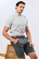 Bermuda de gabardina clásica color gris, de corte recto, con bolsillos laterales y traseros, confeccionada con algodón y elastano.