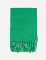 Bufanda de textura suave y acabado afelpado, color negro, con flecos en los extremos y un pequeño parche cuadrado decorativo con logo en color verde y azul.