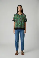 Remera tipo poncho con estampado tribal en el frente y espalda lisa color negro.