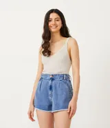 Blusa musculosa cropped Blue Steel de viscosa con textura acanalada, escote en V y tirantes medios.