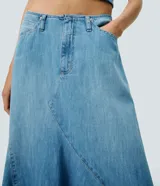 Pollera midi de jean color azul, con cintura baja, diseño asimétrico y ruedo irregular.