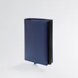 Billetera azul de cuero PU y aluminio con tecnología RFID blocking. Cuenta con tarjetero de aluminio para 6 tarjetas, 2 espacios adicionales para tarjetas, espacio con ventana transparente para cédula de identidad, espacio interno para 6 billetes y bolsillo monedero exterior con cierre.