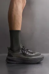 Zapatilla deportiva de correr para hombre, marca Zara Athleticz. Parte superior de tejido de punto transpirable, con puntera y talón recubiertos de material Shield Protect Max. Ajuste con cordones y tirador trasero. Plantilla OrthoLite
Entresuela con tecnolog
Su ligereza, confort y rebote. Suela de goma.