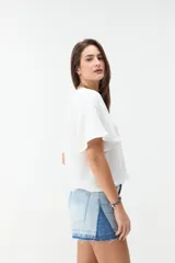 Blusa negra de manga corta con escote en V y diseño amplio y ligero.