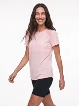 Remera deportiva negra de manga corta, con detalles de tela en malla transparente en los hombros.