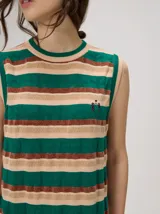 Vestido midi sin mangas de corte holgado, con diseño de rayas horizontales en tonos verde azulado, marrón y rosado. Presenta cuello redondo y aberturas laterales en el dobladillo.