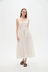 Vestido midi de lino color beige con diseño a cuadros discretos, cuello cuadrado, sin mangas y con cinturón ajustable en la cintura.