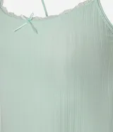 Blusa de breteles finos confeccionada en poliamida seamless texturizada de color verde menta, con escote redondo adornado con encaje y una pequeña moña al frente.