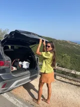 Camisa blanca de lino con mangas cortas abullonadas y botones al frente.