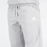 Pantalon de jogging New Balance de felpa francesa, color gris melange, con ajuste holgado, cintura con cordón y puños acanalados en los tobillos. Presenta el logo de la marca bordado en la parte superior.