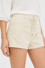 Short de algodón de talle alto y corte recto, en color beige claro, con cordón ajustable en la cintura.