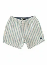 Short de baño celeste y azul con cintura elástica ajustable con cordón, dos bolsillos laterales y uno trasero. Confeccionado en tela ligera de secado rápido y logo bordado.