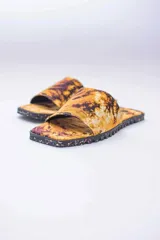 Sandalias veganas con capellada de algodón con estampado batik en tonos azules y suela de neumáticos reciclados.