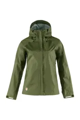 Campera impermeable verde oliva de 2,5 capas hecha de amina de poliéster reciclado, con revestimiento de PU y patrón impreso único. Tiene cremalleras transpirables debajo de los brazos, capucha ajustable y tiras reflectantes en el ala.