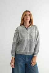 Campera tejida de punto con cierre frontal, diseño a rayas horizontales en tonos gris y blanco, cuello redondo y bolsillos frontales tipo parche.