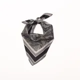 Pañuelo cuadrado de satén gris con estampado paisley y bordes geométricos en tonos negros y blancos.
