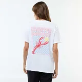 Camiseta de lactancia blanca de manga corta, con cuello redondo y estampa frontal con texto y diseño de tablero de ajedrez. Presenta aberturas laterales discretas para facilitar la lactancia.